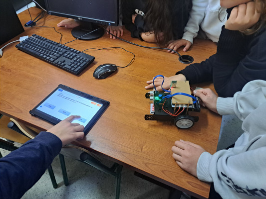 Robotics with Arduino R2 STEM Polytech